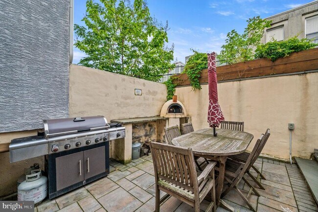 Building Photo - 1520 Dorrance St