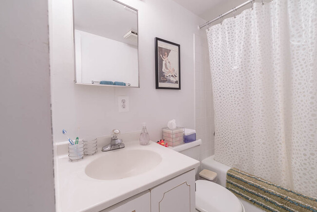 Building Photo - Dupont Circle condo featuring beautiful pa...