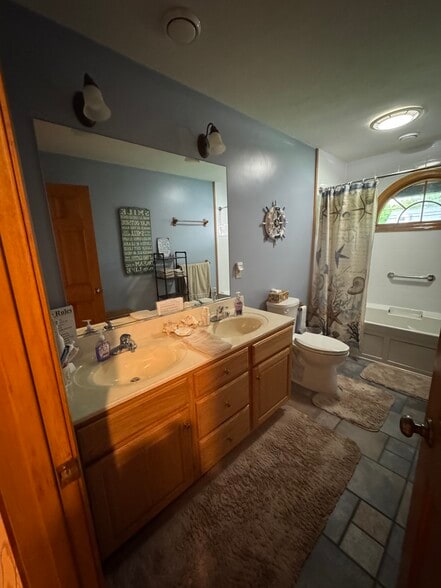 Shared bathroom - 421 Oakhill Ave