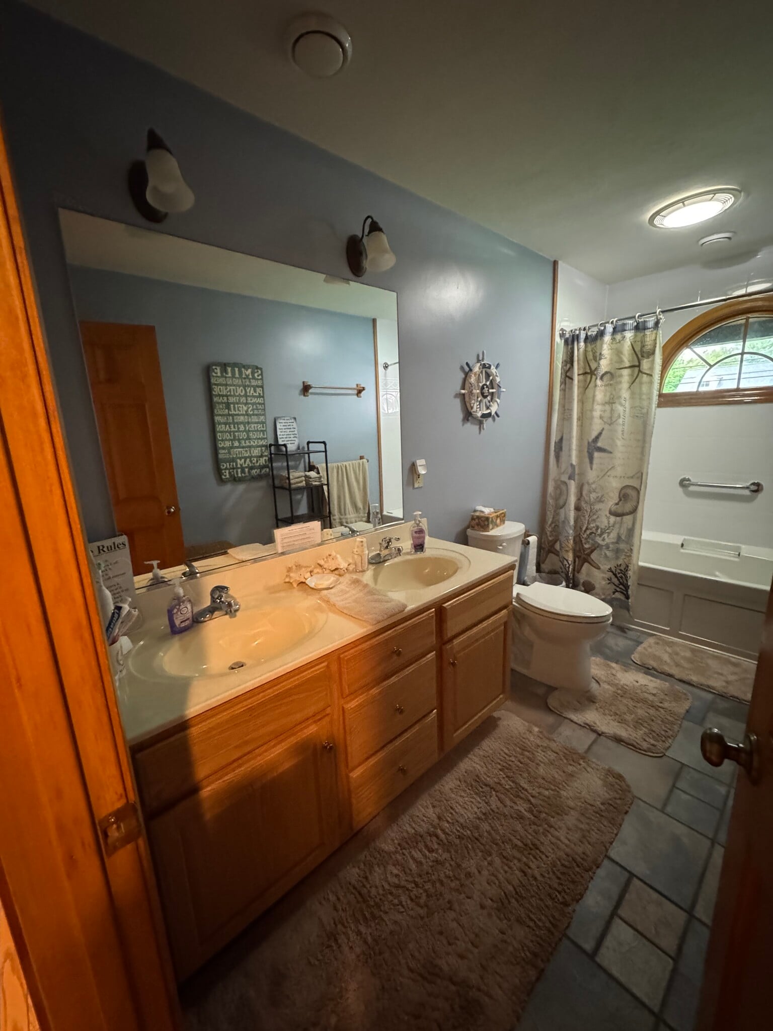 Shared bathroom - 421 Oakhill Ave