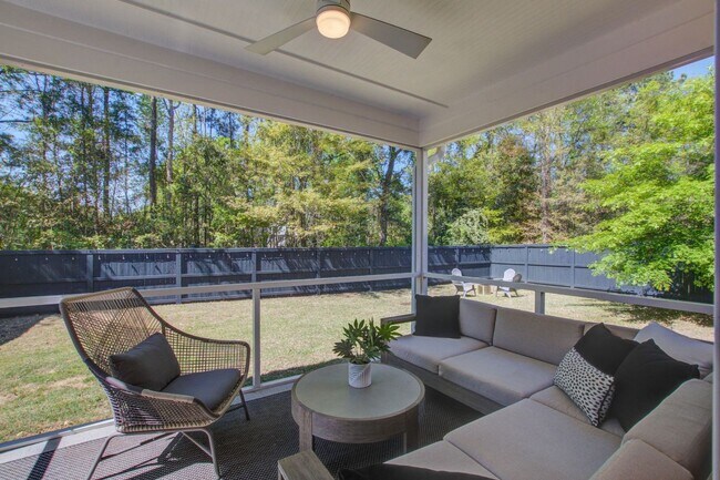 Building Photo - 4 Bedroom 2.5 Bath Townhome in Oyster Point - Mount Pleasant