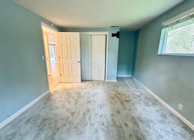 Building Photo - Private cozy rambler in the Issaquah school district