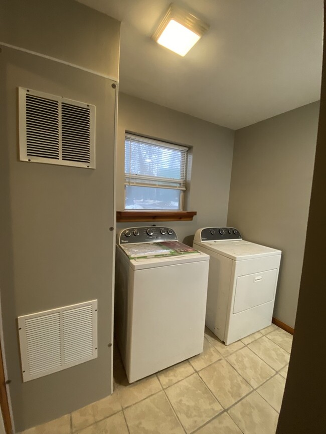 Building Photo - Spacious 3 bedroom 2 bath with 1 stall garage duplex outside city of Watertown for rent!