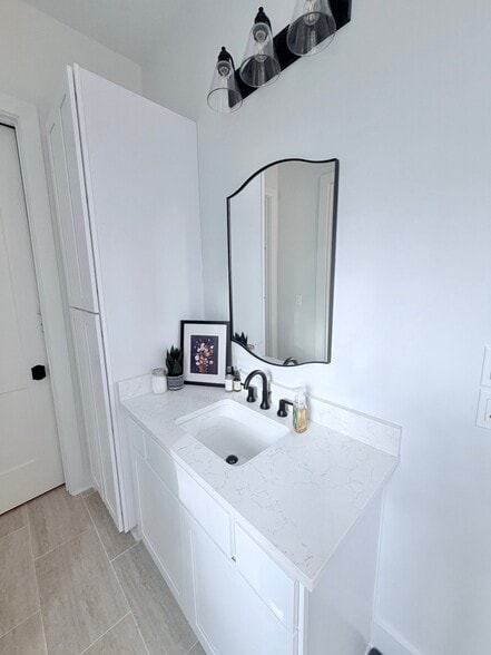 Building Photo - 2240 Caroline St