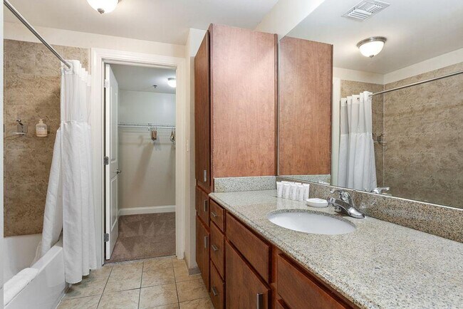 Building Photo - 925 Common St