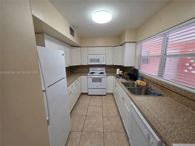 Building Photo - 6130 Funston St