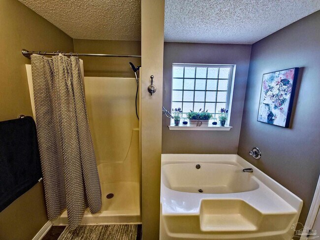 Building Photo - 6425 Sarasota St