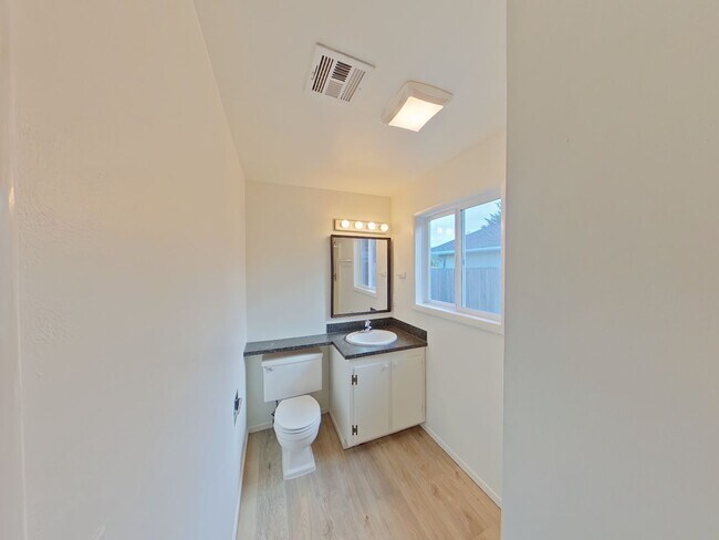 Building Photo - 3 Bedroom Family Home in the Harlow Street Bridge Area