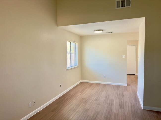 Building Photo - 1614 W Braker Ln