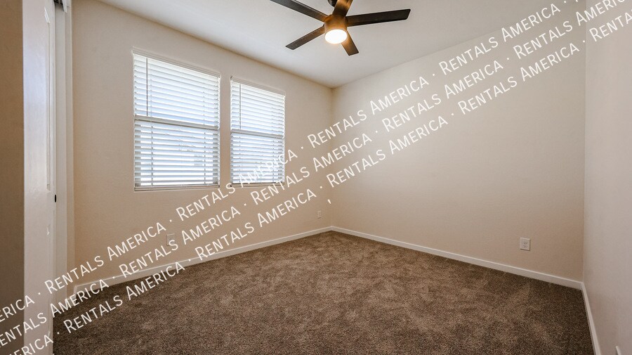 Building Photo - 2858 N Evergreen St