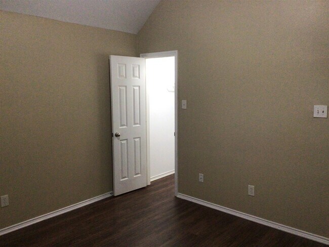 Building Photo - 2718 Lakecrest Way Dr