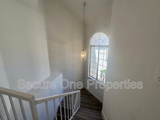 Building Photo - 674 Warwick Ave