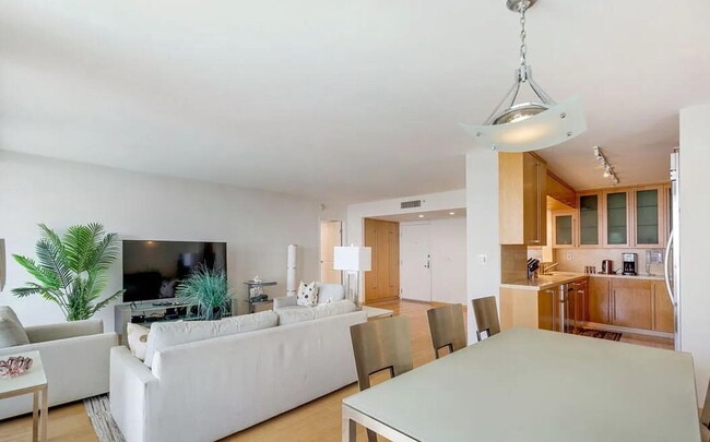 Building Photo - "Chic Santa Monica Oasis: 1-Bedroom Furnis...