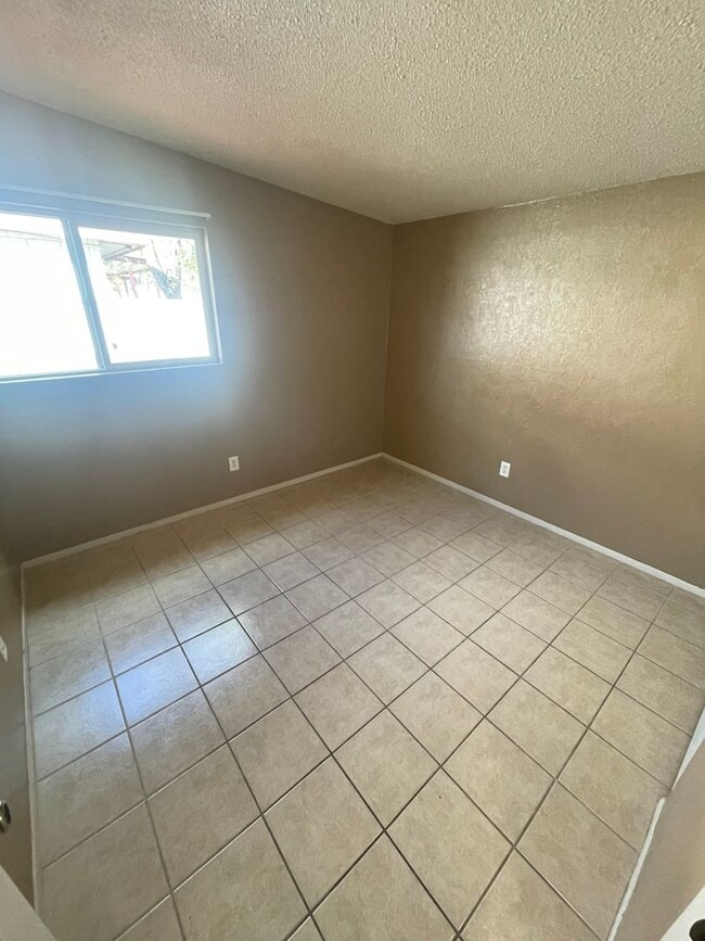 Building Photo - Beautifully Updated 3 Bedroom/2 Bathroom H...