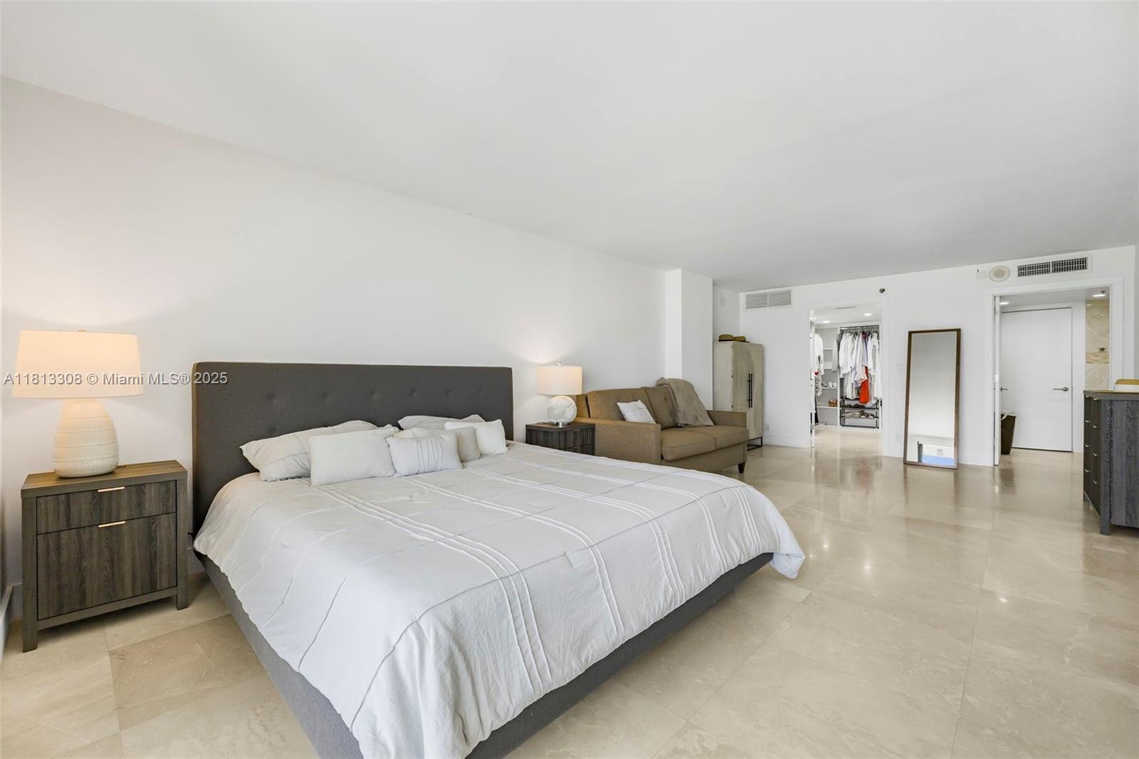 Building Photo - 2625 Collins Ave