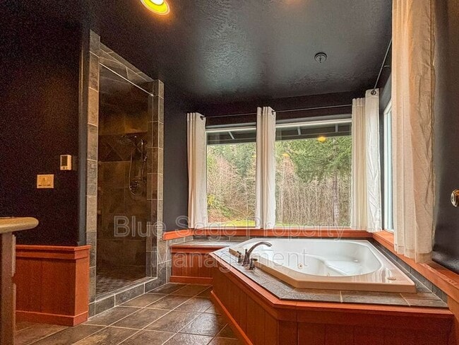 Building Photo - 241896 US-101