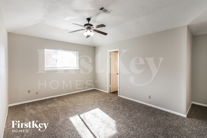 Building Photo - 2606 N Spring Dr