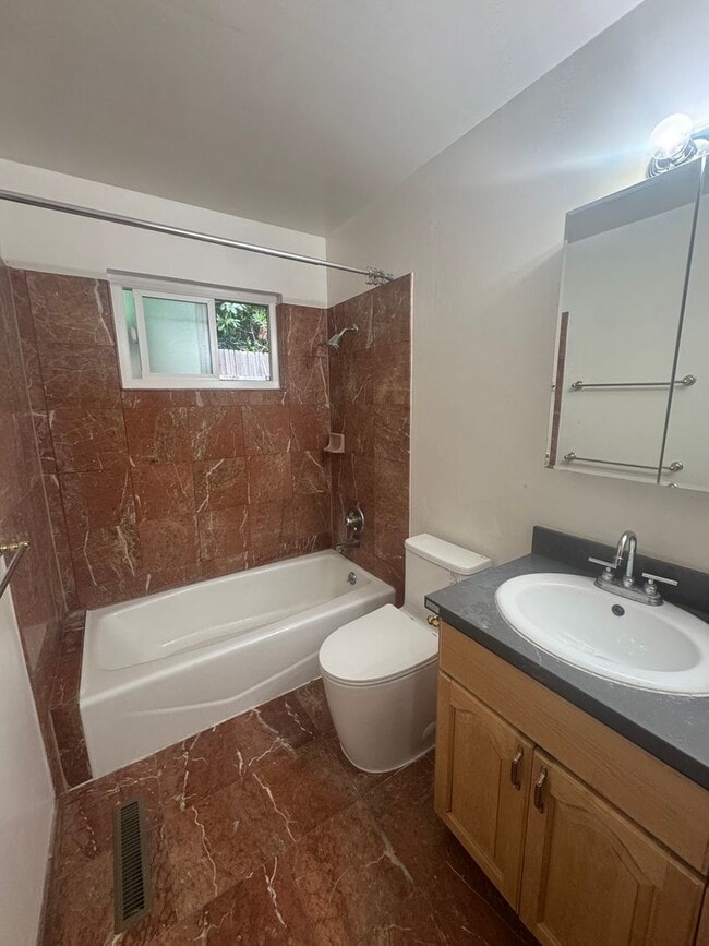 Building Photo - Spacious 4Bed/3Bath House Home in El Cerrito!