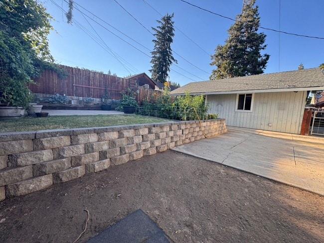 Building Photo - 120 S Roop St