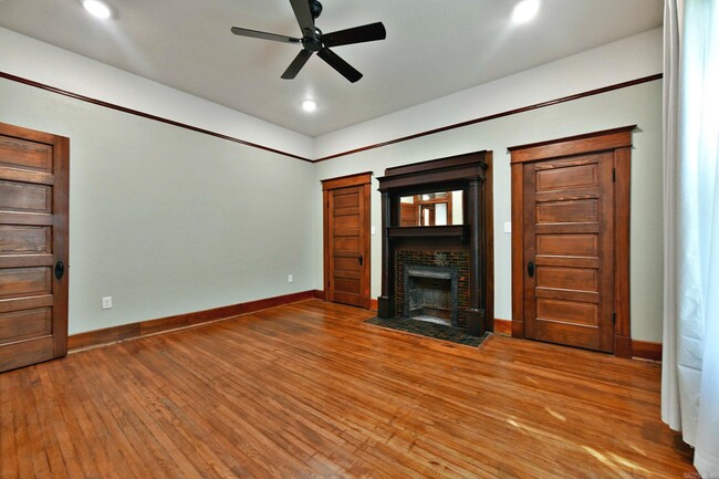 Building Photo - 101 10th St