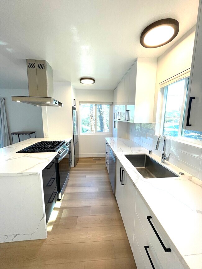 Kitchen - 239 Corte Madera Ave