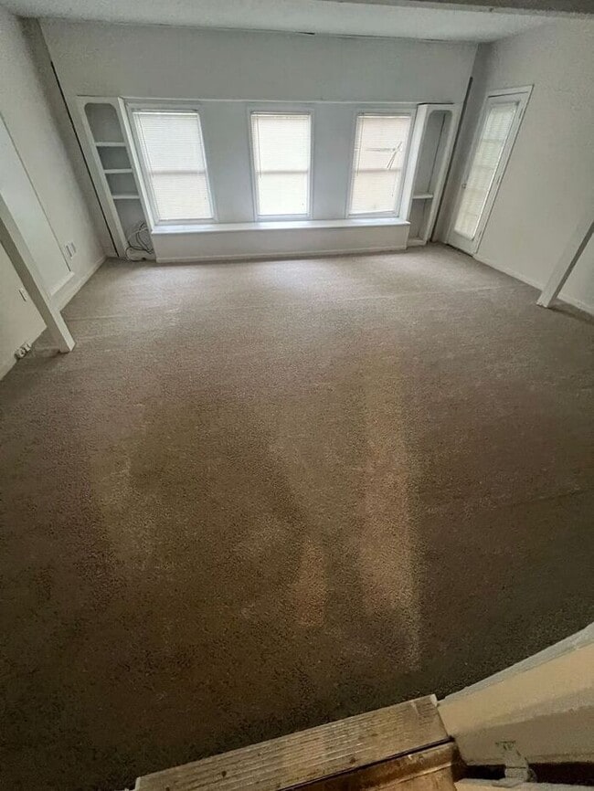 Building Photo - Spacious 3 bedroom Home with Versatile Liv...
