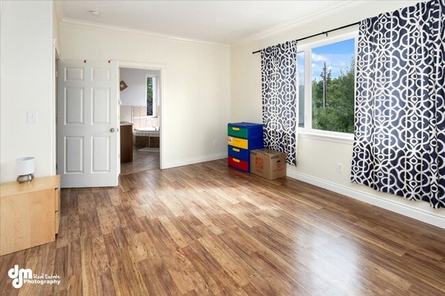 Building Photo - Spacious 5BD/3BA Home!