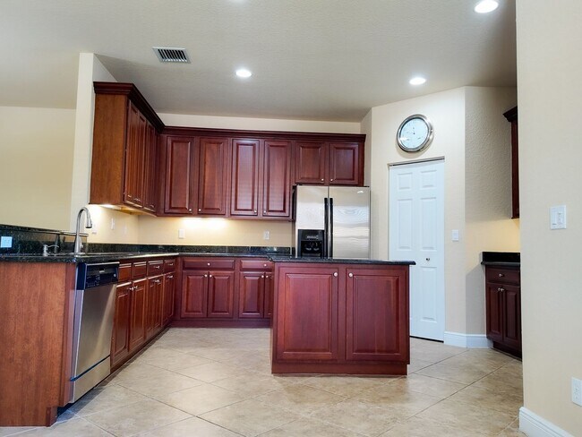 Building Photo - 3 Bedroom 2.5 Bath Single Family home in V...