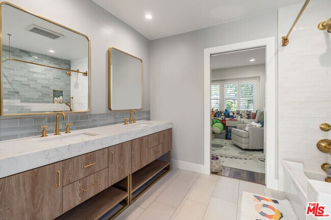 Building Photo - 4731 Deseret Dr