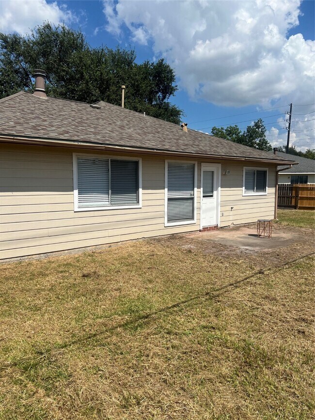 Building Photo - 15303 Riverside Grove Dr