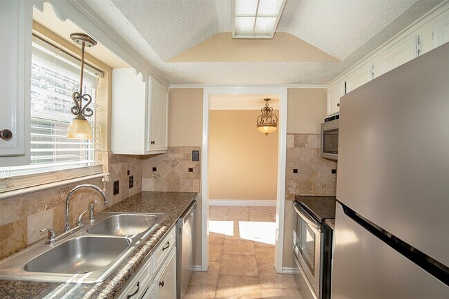 Building Photo - 431 Sunset Dr