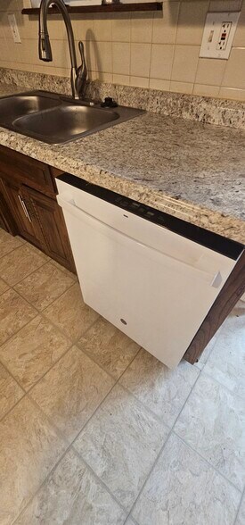 Building Photo - 11418 E 71st St