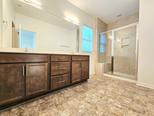 Building Photo - Gated Community with Amenities!