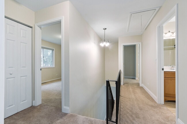 Building Photo - 320 Thistle Dr