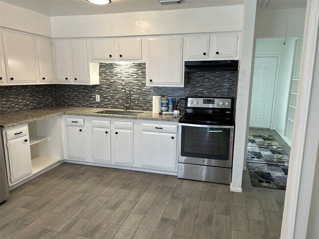 Building Photo - 6851 Chasewood Dr