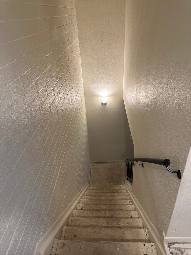 Building Photo - RENT TO OWN TOWN HOUSE 3 BEDROOMS 1 BATH $...