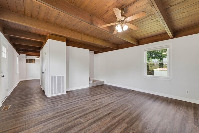 Building Photo - Pet Friendly Three Bedroom!