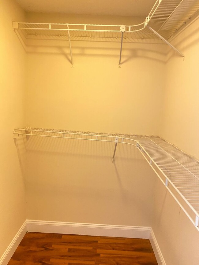 Building Photo - Adorable 3 bedroom / 2.5 bath town home wi...