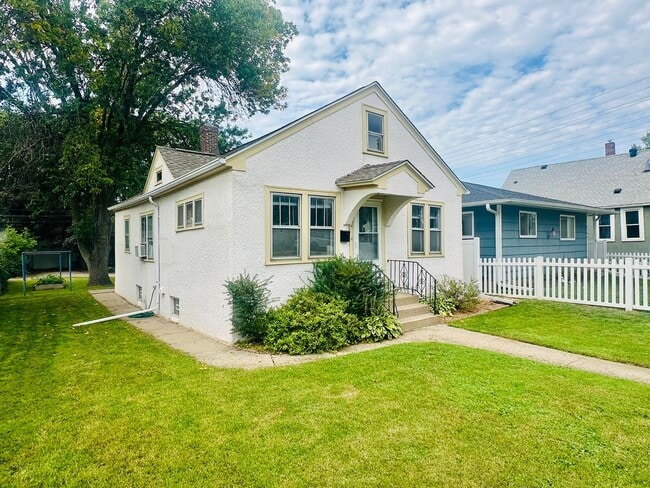 Building Photo - Stylish 3-Bedroom Home in Northeast Minnea...