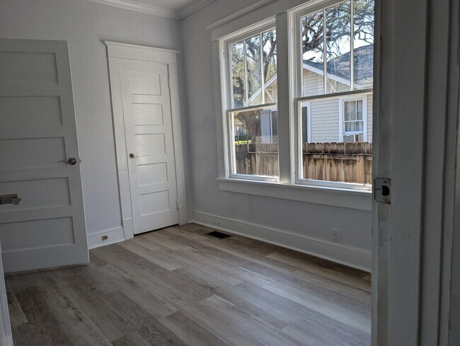 Building Photo - Old Government