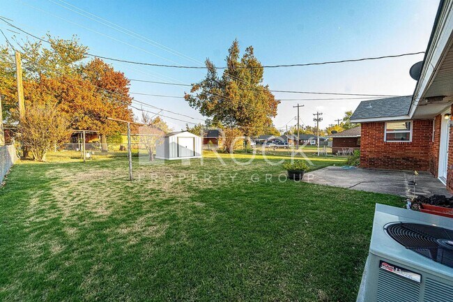 Building Photo - 3 Bedroom Home with 2-Car Garage and Covered Parking