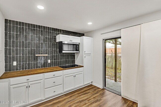 Building Photo - 2300 Twelve Oaks Dr