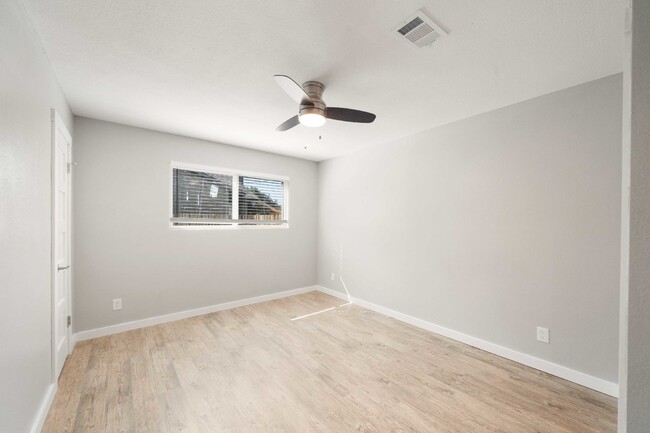Building Photo - Modern 2 Bed, 2 Bath Multiplex in Austin, ...
