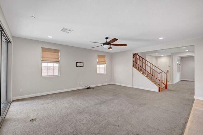 Building Photo - 4 bedroom home with 2 primary bedrooms! On...