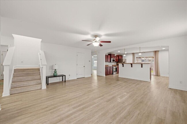 Building Photo - Spacious 5-Bedroom Home with Screened Patio & Private Fenced Yard in Guyton