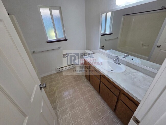 Building Photo - Check out this completely wonderful 2-bedroom, 1.0-bath unit!