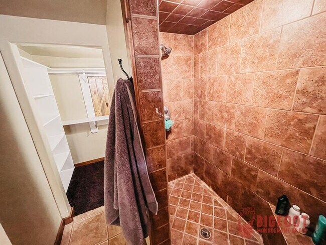 Building Photo - 4015 Green Meadow Dr