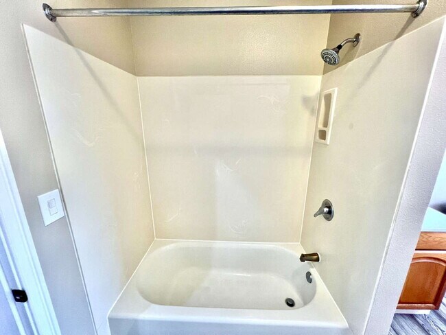 Building Photo - Beautifully Renovated 3 Bedroom Apartment on the 2nd Floor