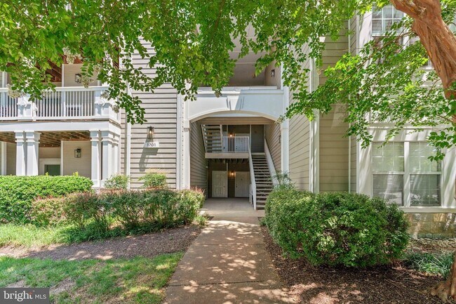 Building Photo - 1701 Lake Shore Crest Dr