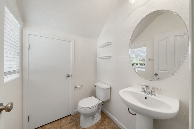 Building Photo - NICE TWO STORY TOWNHOME IN NATOMAS!